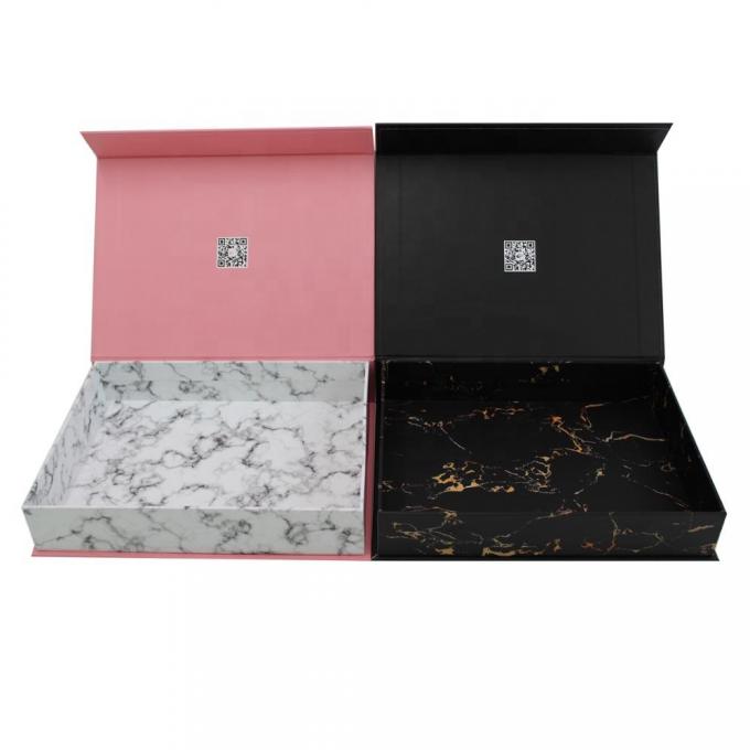 Κοντά το κουτί συσκευασίας τσαγιού που δείχνει την υλική υφή