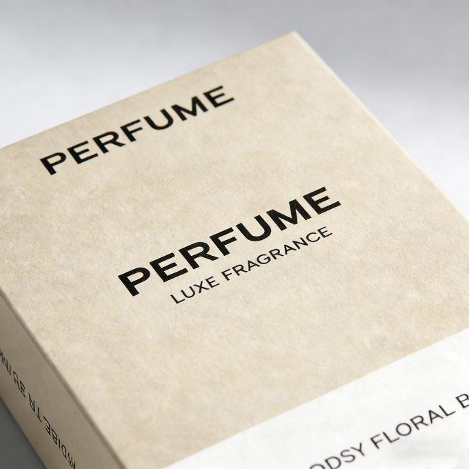 Διαδήλωση ποιότητας εκτύπωσης τεσσάρων χρωμάτων σε συσκευασίες αρωμάτων